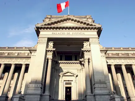 La sola vocación hereditaria no justifica la posesión en un proceso de desalojo si no se acredita su declaratoria notarial o judicial (Casación N.º 3799-2023-Lima)